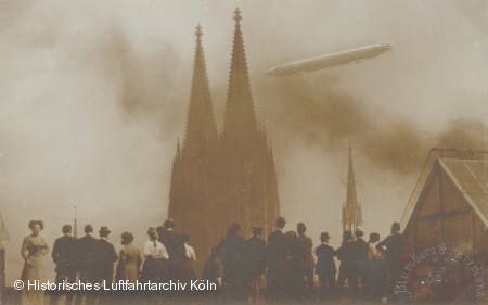 Die Kölner bewundern Graf Zeppelin und sein Luftschiff über dem Kölner Dom