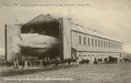 einfahren des Zeppelin in die Luftschiffhalle KÃƒÂ¶ln. Im Vordergrund Deutzer KÃƒÂ¼rassiere.
