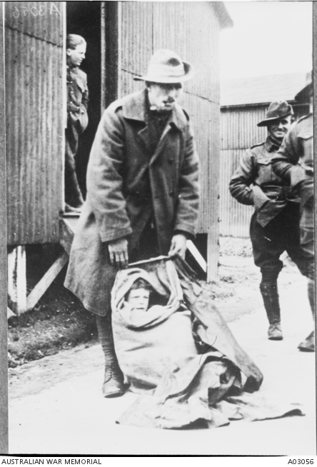 In Hurdcott Camp demonstriert Tim, wie er Henri in einem Hafersack an Bord des Dampfers nach Southampton schmuggelte.