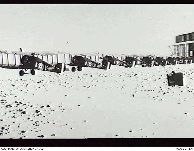 Winter 1918/19 - die Sopwith Snipe der 4th Squadron steht im Schnee aufgereiht vor der Riesenflugzeughalle auf dem Butzweilerhof.
