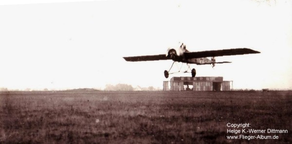 Riesenflugzeughalle Fliegerstation Cöln Butzweilerhof und Mannschaftsstützüinkt Pesch im Vordergrund startende Fokker