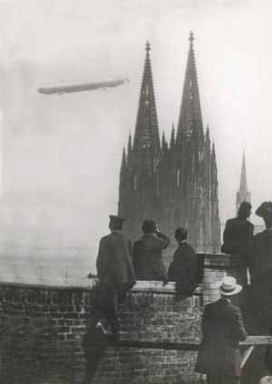 Graf Zeppelin unkreist mit seinem Luftschiff am 5. August 1909 den Klner Dom 