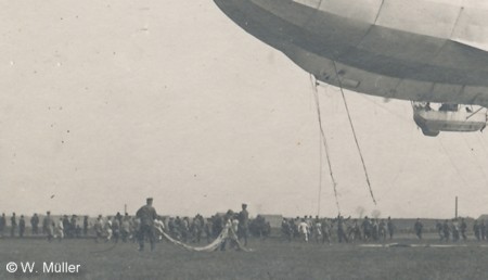 Landemanöver eines Zeppelin in Köln-Bickendorf