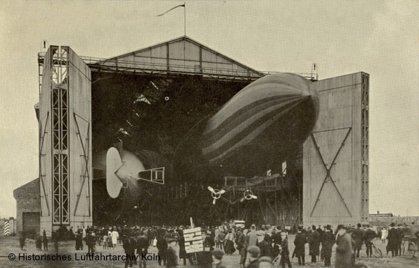 Der Luftschiffhafen Cöln mit den Luftschiffen Zeppelin und Groß