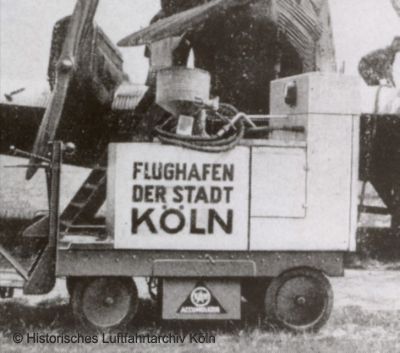 Akkumulatorenwagen zum Anlassen von Flugzeugmtoren auf dem Flughafen Köln Butzweilerhof um 1926