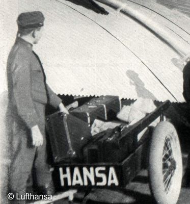 Luftboy Hans Kündgen mit einem handwagen zum Transport des Gepäcks  auf dem Flughafen Köln Butzweilerhof um 1927