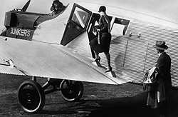 Fluggast besteigt eine Junkers F 13