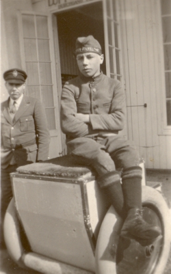 Hans Kndgen Luftboy auf dem Flughafen Kln Butzweilerhof