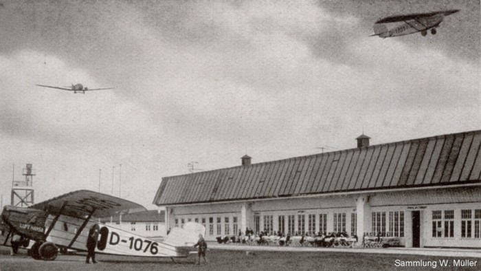 Die Abfertigungshalle des Flughafens Köln Butzweilerhof mit dem Verkehrsturm und der D-1076