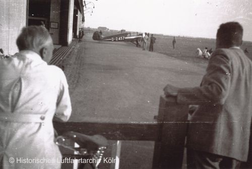 Flughafen Kln Butzweilerhof 1926 Blick von der Besucherterasse entlang der Flugzeughallen