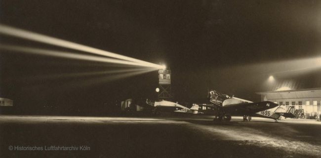 Nachtaufnahme mit Scheinwerferlicht Flughafen Köln Butzweilerhof 1929