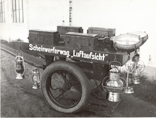 Wagen zur Nachtbefeuerung auf dem Flughafen Köln Butzweilerhof um 1926