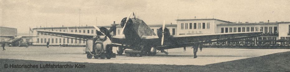 Kunjers Ju 52 vor dem Flughafengebäude Flughafen Köln Butzweilerhof 1936