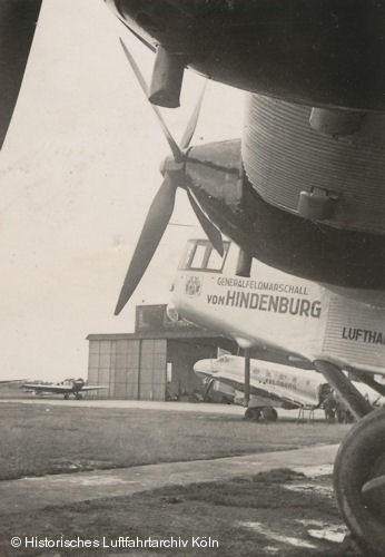 Die G38 "Generalfeldmarshall von Hindenburg" vor der R-Halle. Dahinter die Junkers Ju 86 D-AZAH. Links im Bild eine Junkers F 13.