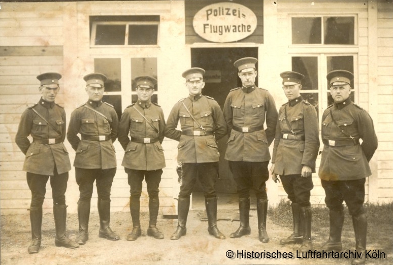 Luftpolizisten der Luftpolizei Köln vor Ihrem Gebäude Flughafen Köln Butzweilerhof 1927