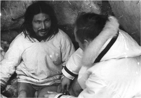 Der Missionsarzt Dr.Melling untersucht einen verletzten Inuit.