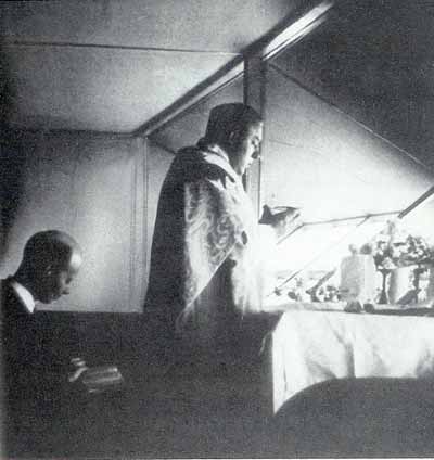 Pater Paul Schulte liest die erste Heilige Messe im Luftschiff LZ 129 "Hindenburg"