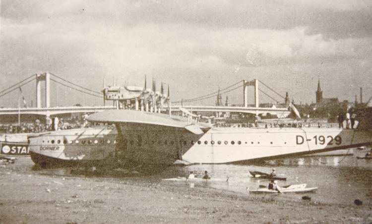 Die DoX an Ihrem Ankerplatz  im Riehler Floßhafen am 21.09.1932. Im Hintergrund die Mülheimer Brücke  und Mülheim