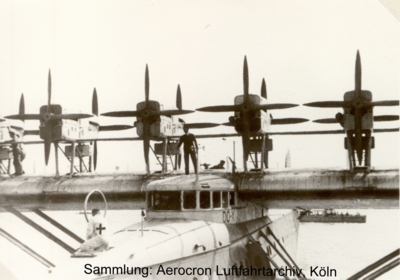 Aerocron: Nahaufnahme der Motoren der DoX an ihrem Ankerplatz in Riehler Floßhafen am 21.09.1932 in Köln