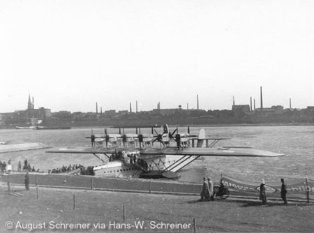 Die Dox an ihrem Liegeplatz im Riehler Floßhafen. Im Hintergrund Köln-Mülheim