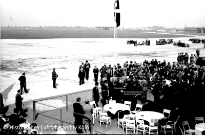 Empfang des britischen Premiereministers Neville Chamberlaine auf dem Flughafen Butzweielrhof durch Außenminister Ribbentrop und Staatssekretär von Weizsäcker