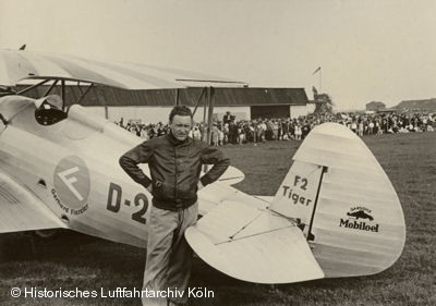 Der Deutsche Kunstflugmeister Gerhard Fieseler auf dem Flugtag 1932 in Köln Butzweilerhof.