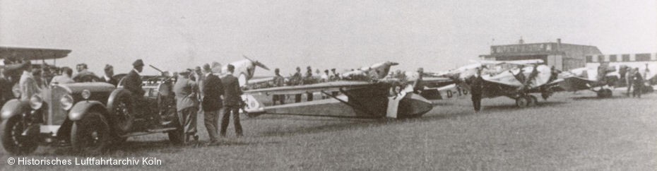 Aufstellung der Sportflugzeuge  am 1. Internationalen Flugtag 1933 Flughafen Köln Butzweilerhof