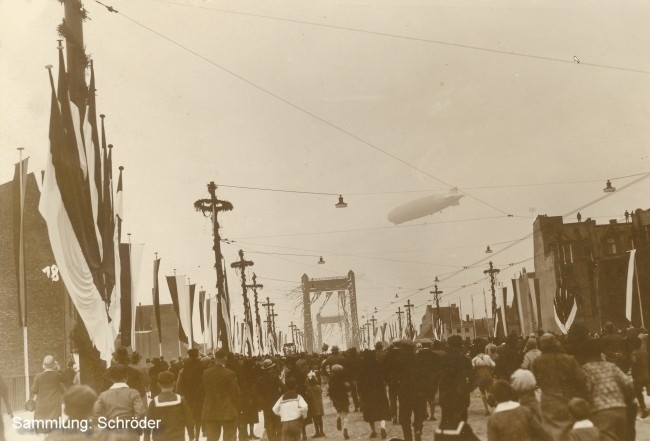 LZ 127 "Graf Zeppelin" zur einweihung der Mülheimer Brücke über Köln-Riehl