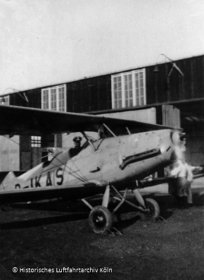 Eine Arado Ar 66 mit der Nummer D-IKAS für technische Lehrgänge der Luftwaffe auf dem Flughafen Butzweilerhof