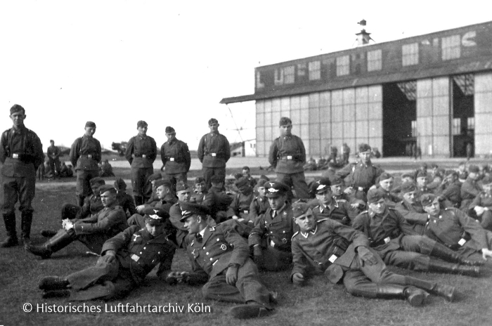 Pause militärischer Lehrgangsteilnehmer vor der Halle III auf dem Flughafen Köln Butzweilerhof.