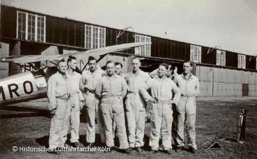 Lehrgangsteilnehmer vor der Halle III der Luftwaffe auf dem Flughafen Butzweilerhof