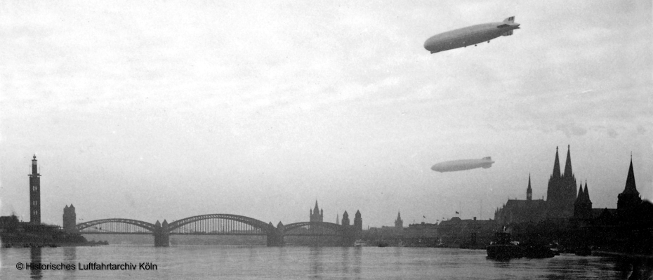 Die beiden Schwesterschiffe LZ 127 "Graf Zeppelin" und LZ 129 "Hindenburg" am 29. März 1936 über Köln.