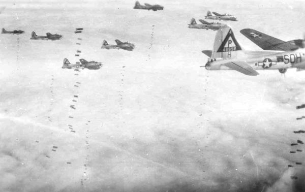 Ein Bombenteppich der US-Air Force durch Boeing B-17