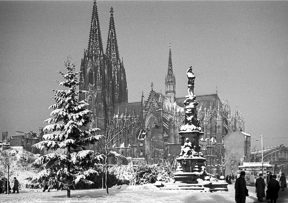 Kln der verschneite Alter Markt mit dem Jan-van-Werth-Denkmal ineiner Trmmerwste.