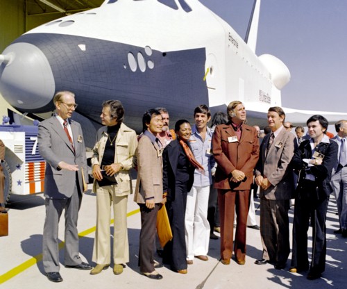 Die Crew der Enterprise am spaceshuttle Enterprise