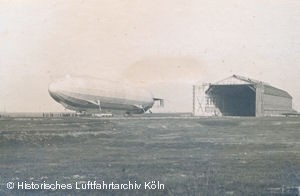 Luftschiff Zeppelin vor der Luftschiffhalle Cöln am Luftschiffanker
