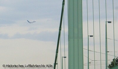 Der Airbus A 380 im Anflug auf Köln-Wahn überfliegt Köln-Riehl