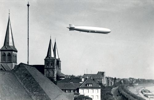 LZ 127 "Graf Zeppelin" ber Kln auf dem Weg zur Einweihung der Mlheimer Brcke